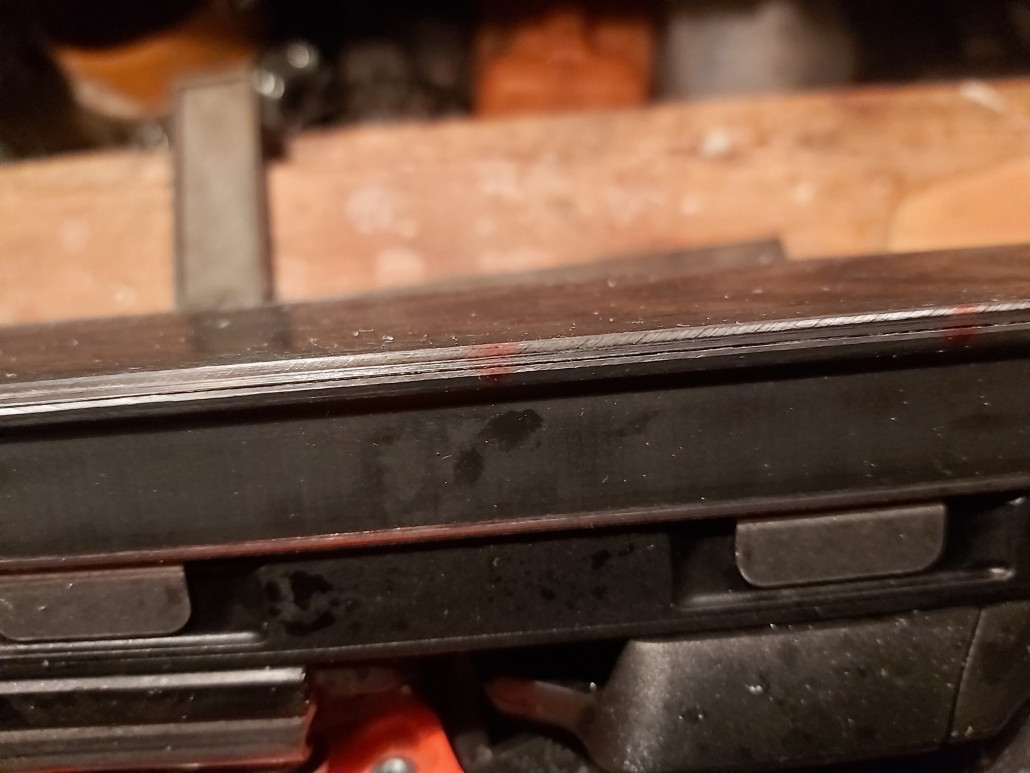 Hier fuhr ich mit der Feile schon rüber. Das ist ein richtiger Pfusch. Für das was ich verlangte ein Totalschaden.