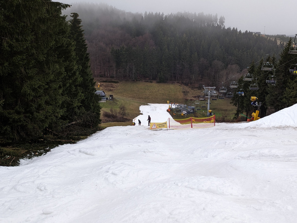 Mit leerer Piste, aperen Stellen und Buckeln angenehm abwechslungsreich, daher blieb ich gleich für mehrere Fahrten.