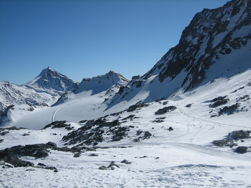2008 – Weg zur Britanniahütte (in den späten 80ern ging es da praktisch horizontal im Hang nach hinten IIRC)