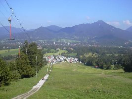 Hier sieht man die Abfahrtstrecke, ganz rechts is die Brauneckbahn erkennbar- dahinter Lenggries- mit dem Geigerstein