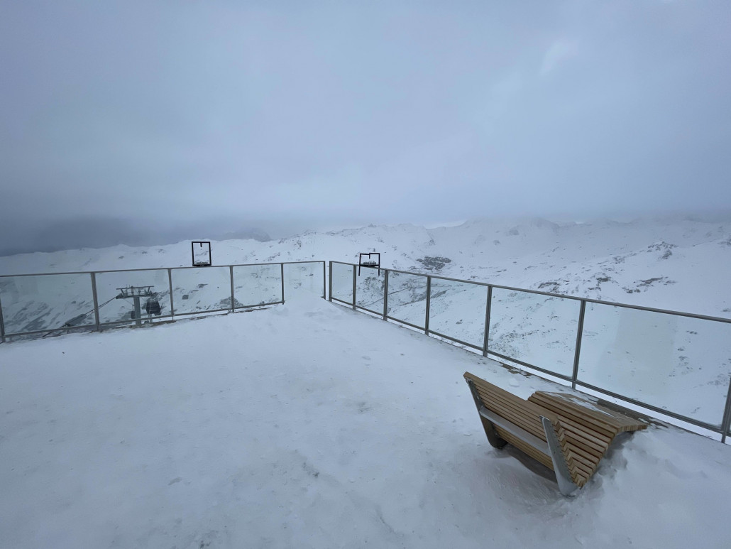 Auf der Dachterrasse angekommen trübt es langsam ein