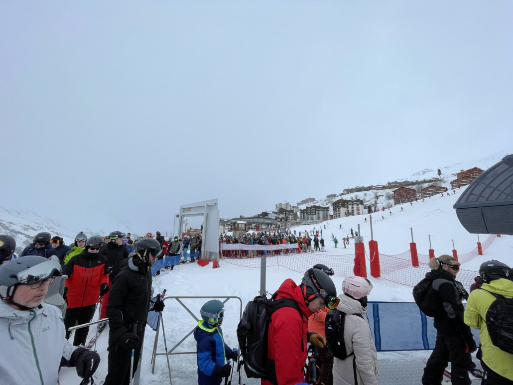 Wegen Wind sind sowohl Granges, Roc 2, Becca und Mont de la Chambere geschlossen. Daher lange Wartezeiten am Sunny Express und Bruyeres 1+2, die aktuell einzige offene Verbindung nach Meribel.
