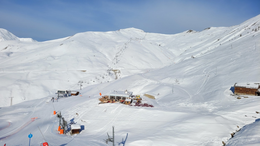 Vescal-Sessel und kreuzende Passtrasse