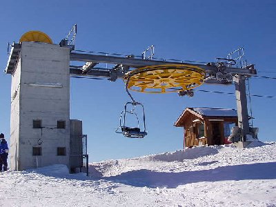 Spannstation am Berg. Für solch steile Bahnen gar nicht üblich. Abspannung genau am falschen Ort. :-( Muss man voll zirkeln beim Ausstiegen damit man nicht in das Gewicht fährt