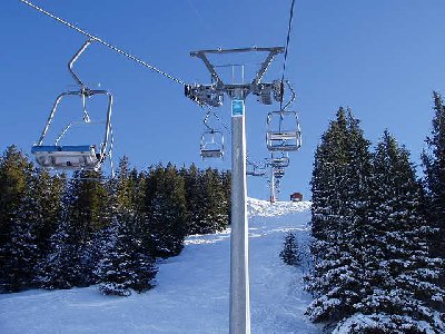 Ersetzte einen Kurzbügellift von Müller welcher ein Jahr lang mit Langbügeln vom abgebrochenen Aengilift lief. Danach auf Behördengeheiss eine halbe Saison mit Kurztellern. Dann musste er stillgelegt werden.