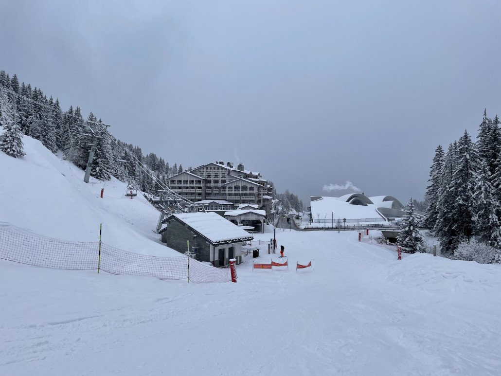 Neues Aquamotion mit Hotel in Courchevel mit neuem (kostenlosen) Privatlift. Das dürfte einer der längsten kostenlosen Lifte überhaupt sein, oder?