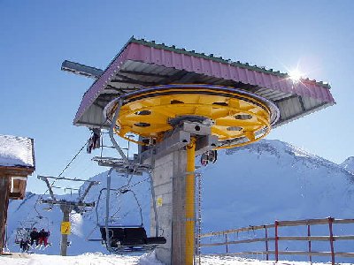 Bergstation mit Unterfluhrantrieb Ursprünglich sollte die Anlage durch eine 4SB als Tal-Berg-Tal Bahn zusammen mit dem Juniorlift von Garaventa ersetzt werden. Dann kam aber der Sparvorschlag zum Zug. Auch besser so. Die vielen Fussgänger und die dadurch