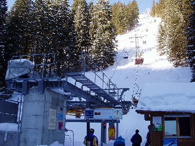 Die erste neue DSB hier. Ersetzte eine ultrasteilen Bühler Skilift auf einer etwas neuen Trasse. Piste gibt es hier keine!!