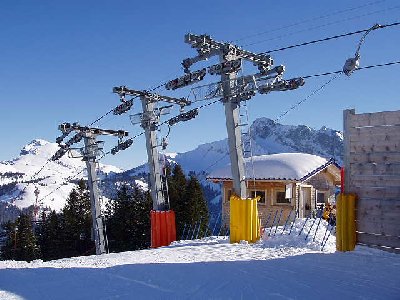Gegenseite Bergstation. Ein echte Tal-Berg-Tal Lift. Hier mit schrägen Rollen.