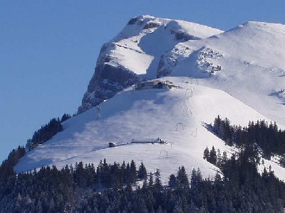 LSAP Bergstation Niederbauen Luftseilbahn und der Skilift Frutt daneben gut zu erkennen.