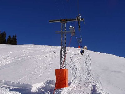 Stütze 20 des neu verlängerten Skilift Twäregg. Dieser Teil ist von Garaventa. Er ist als ersatz für die ehem. DSB Choltal gebaut worden. Fast 10 Jahre musste man hier laufen :-(