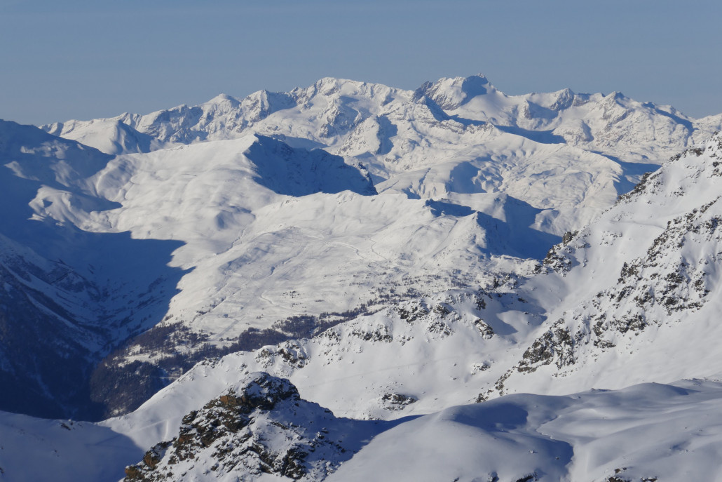 Skigebiet Les Karellis von der Cime de Caron aus gesehen.