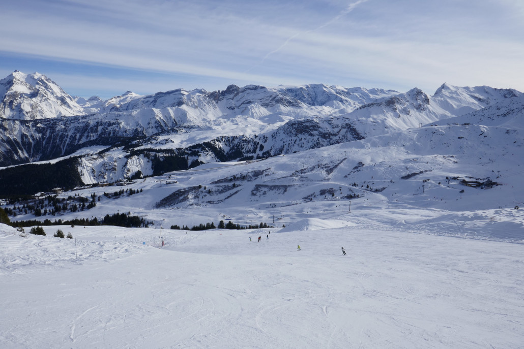 Noch ein Tal weiter nach dem Col de la Loze mit Blick auf Courchevel.