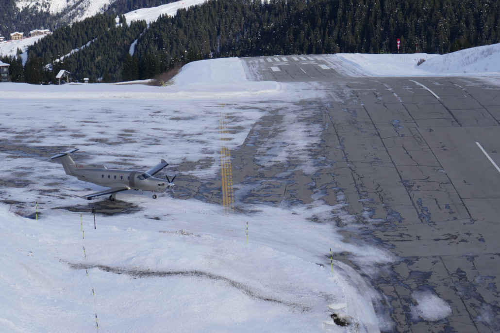 Altiport mit Pilatus Maschine. Am nächsten Tag habe ich einen Flieger landen sehen. Kommt leider nicht so oft vor. Helikopter starten und landen dort ja ständig.