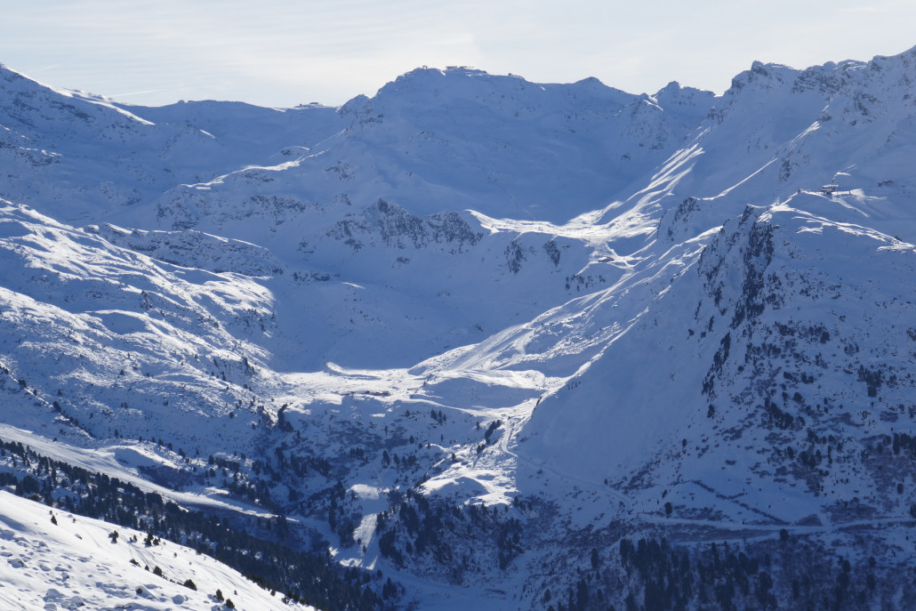 Col de la Chambre und darunterliegende Piste von Meribel
