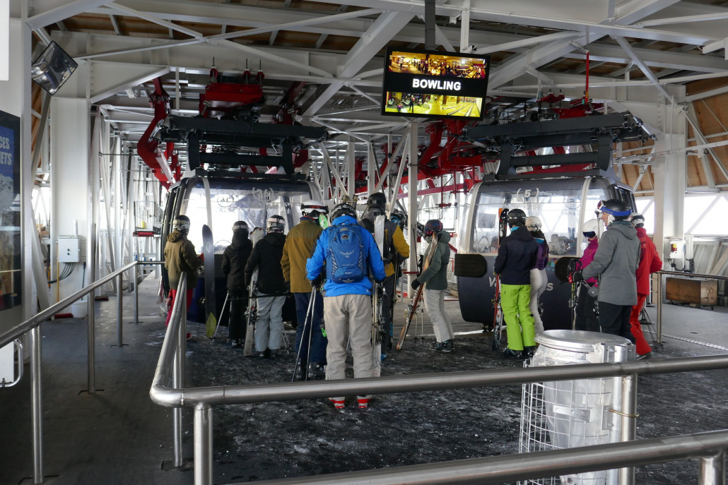 Das nächste Funitel: Funitel Peclet. Die Anlage wirkt schon trashig, alt und sehr abgenutzt. In den Stationen aber vor allem auch die Kabinen. Man sieht der Bahn das Alter von mehr als 30 Jahren deutlich an. Aber es ist eine interessante Anlage und mal etwas Besonderes im Einheitsbrei der vielen Anlagen die es sonst so überall gibt.