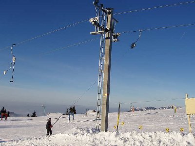 Die andere Seite. Das Billigste vom Billigsten dieser Lift. Vor allem die Gehänge sind wohl nur für maximal 10 Jährige Konstruiert worden. Zuerst zeihen sie gar nicht an bis das Seil ganz ausgerollt ist und dann Ratsch Katapultstart. :-(