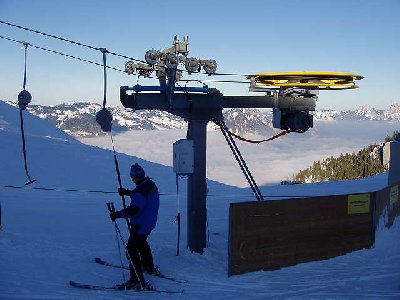 Neu angemalte Umlenkscheube Tellerlift Klewenboden am Abschnitt 2. Auch ein Tal-Berg-Tal Lift