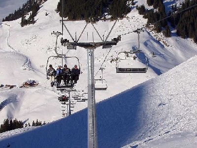 Nochmals Chälen Lift dahinter die tolle Traverse. Trotz verbot immer auf dem Wanderweg fahren dann muss man nicht laufen!!