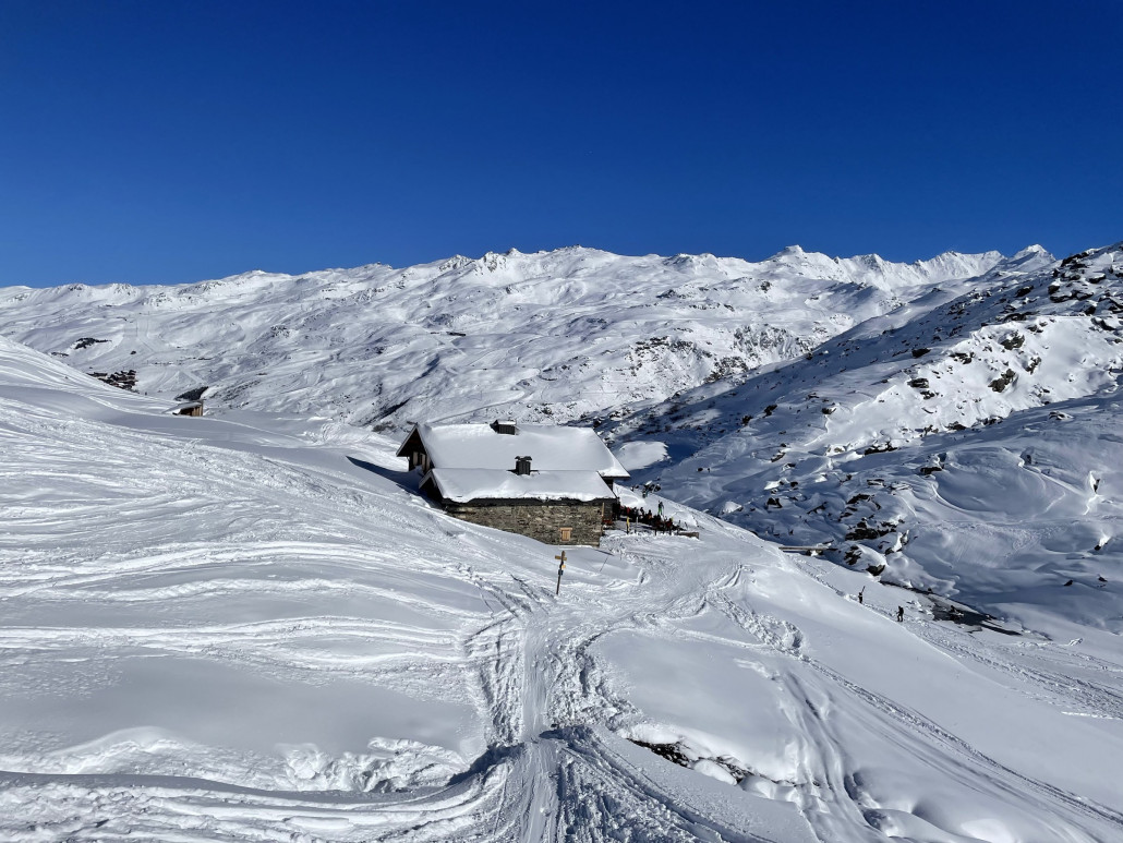 Egal von wo man durchs Gelände kommt, man sollte hier rechts von dieser Hütte ankommen und dann auf den Ziehweg einmünden.