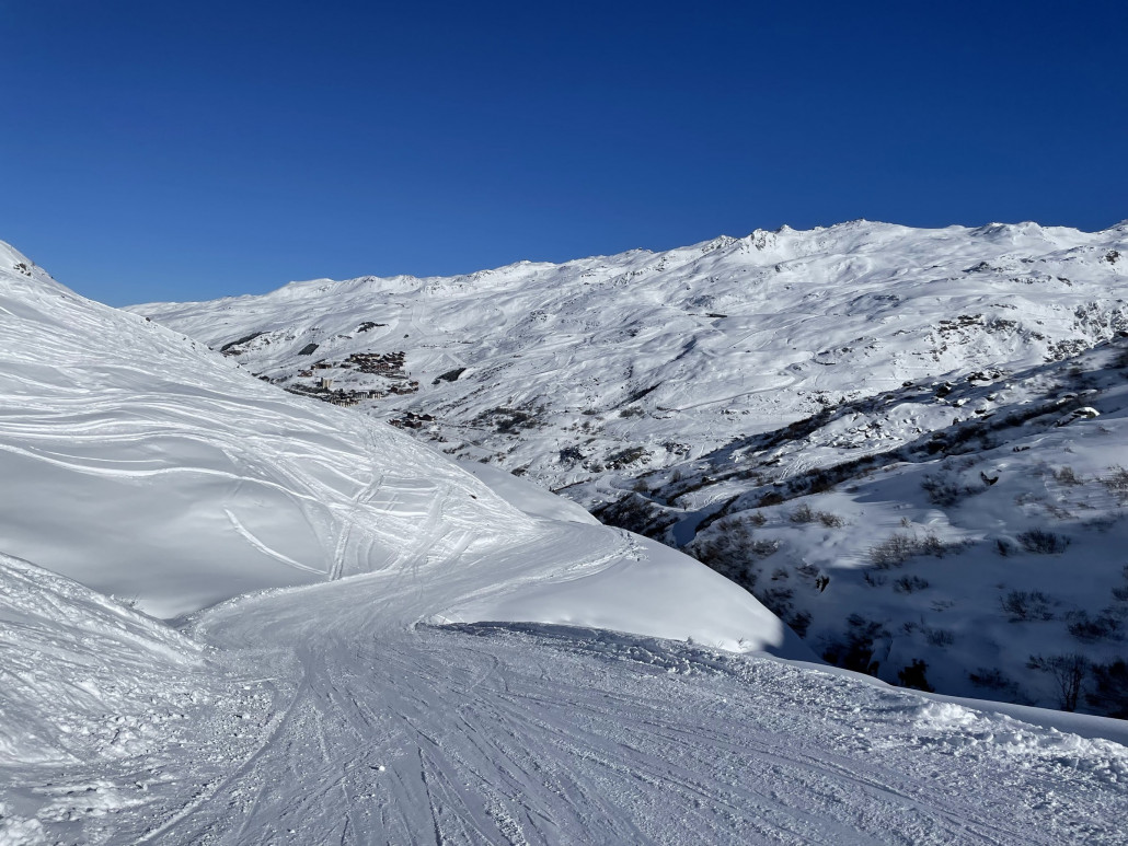 Dieser Ziehweg führt dann ganz angenehm bis zum Plan de l'Eau Sessel und man erreicht sogar auch noch die blaue Piste bis nach Les Menuires. Somit könnte man die Freriede Route direkt ohne weiteren Lift wiederholen. Einfach genial die neue direkte Point de la Masse Gondel!