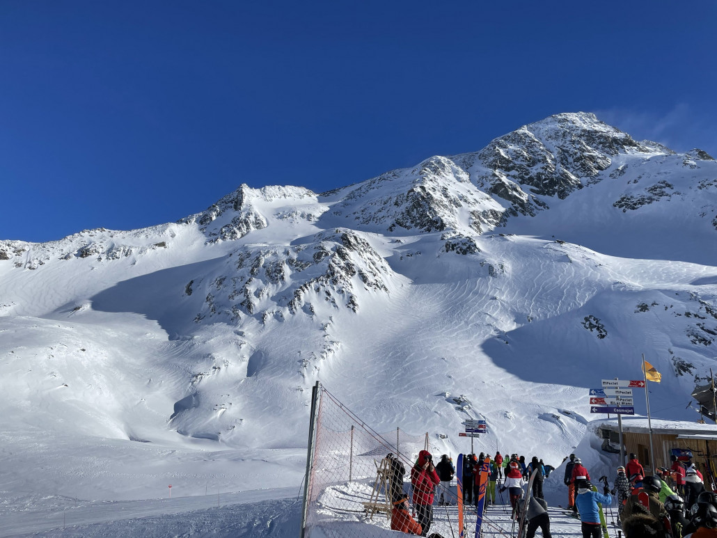 Man erkennt noch die Fundamente der abgebauten Gletscher Sesselbahn. Schade dass man hier oben alles abgebaut hat und den Col Sessel auch.