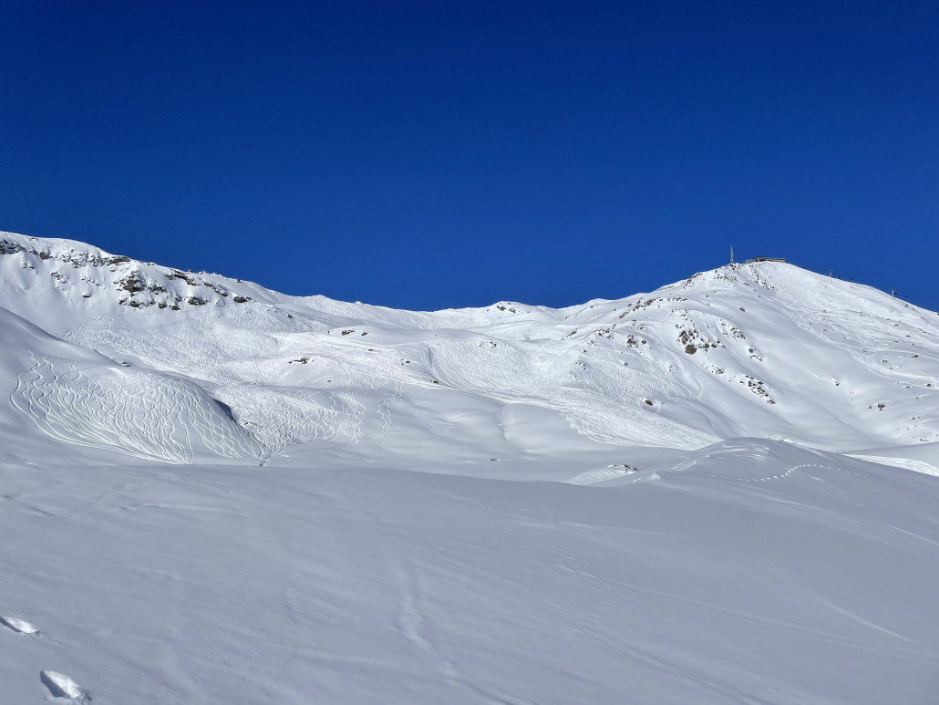 Entweder direkt rechts im Bild von der Bergstation den Hang runter oder links durch die Gelände Kammern.