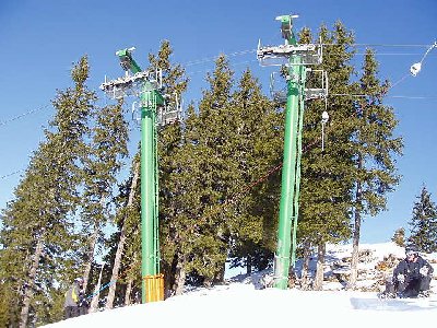 Oben ist das das Förderseil noch zusammen. Ab Stütze 4 wirde es in ein 3-Eck aufgetrennt.