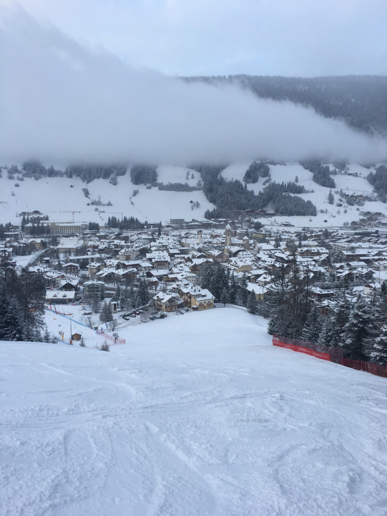 Hilfe, wo sind all die Menschen? Rote Piste mit Blick aufs verschneite Innichen