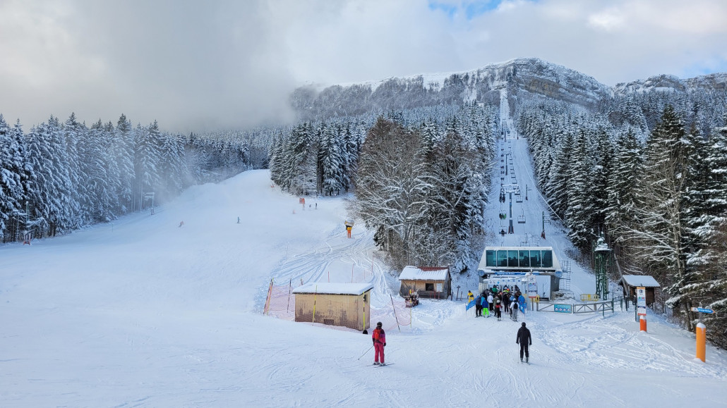 Roches-Sessel mit Felswand dahinter