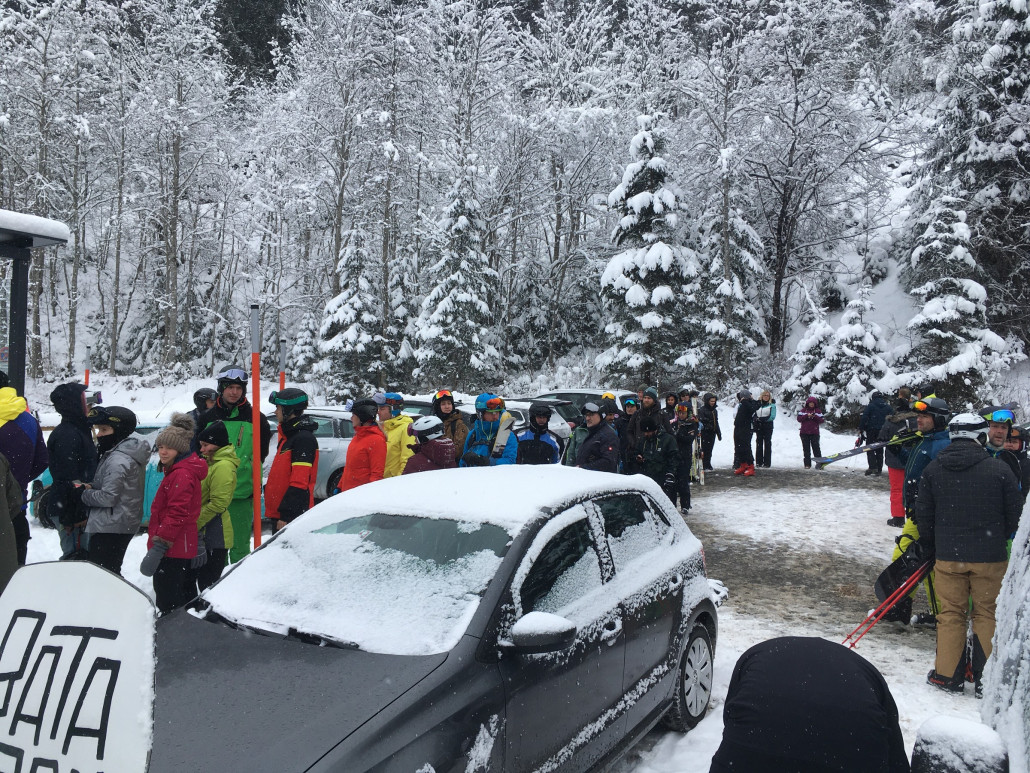 Links am Rand der Parkautomat