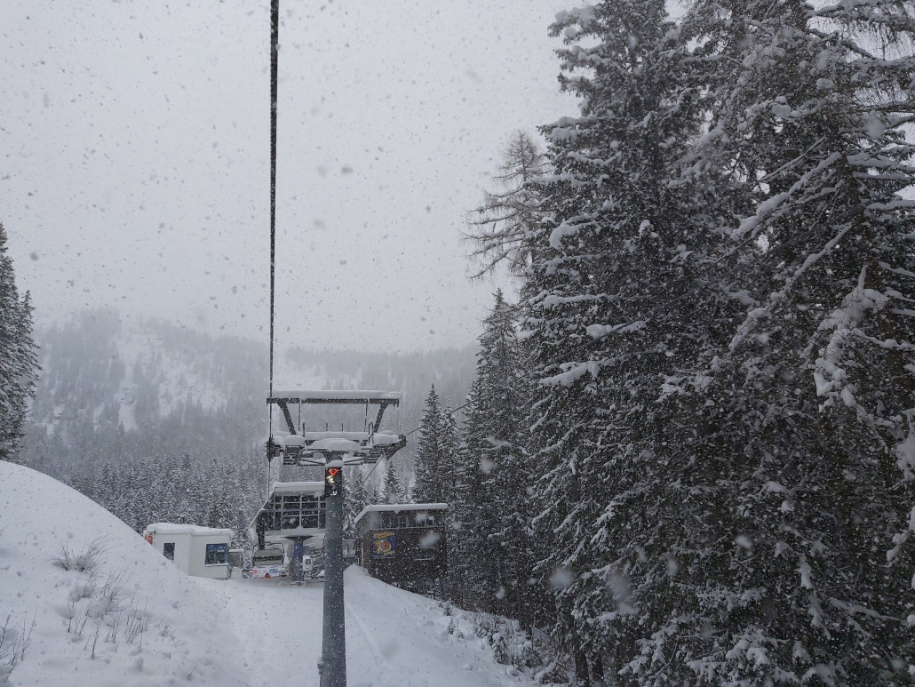 So richtig viel Neuschnee ist nicht gekommen wie man an den Gebäuden sieht. So richtig gut wurde es weiter Oben an der Kante bei so ca. 1.400 Höhenmeter. Darunter wird es stetig weniger und in den Wäldern wird es noch zu wenig sein. Auf Wiesen geht es natürlich weiter unten auch schon gut.
