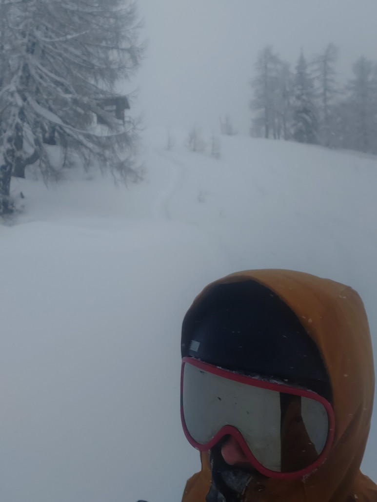 Ich packte mich komplett ein. Der Schnee fliegt einfach einem überall hin. Kurz sieht man nichts und beim Schwungwechsel hat man kurz Zeit sich den nächsten zu überlegen.