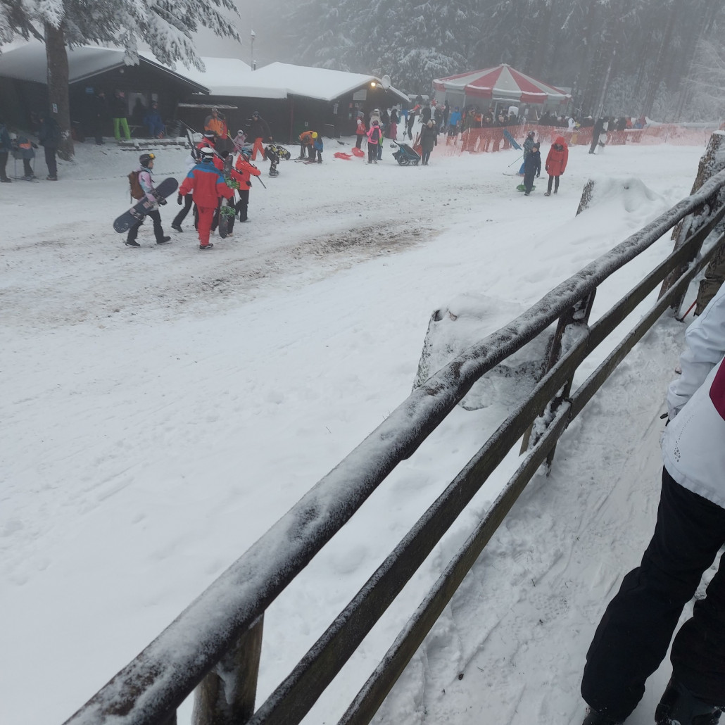 Von der Piste kommend der Weg zur Schlange, ganz am Rand ging es auf der Liftseite zu fahren