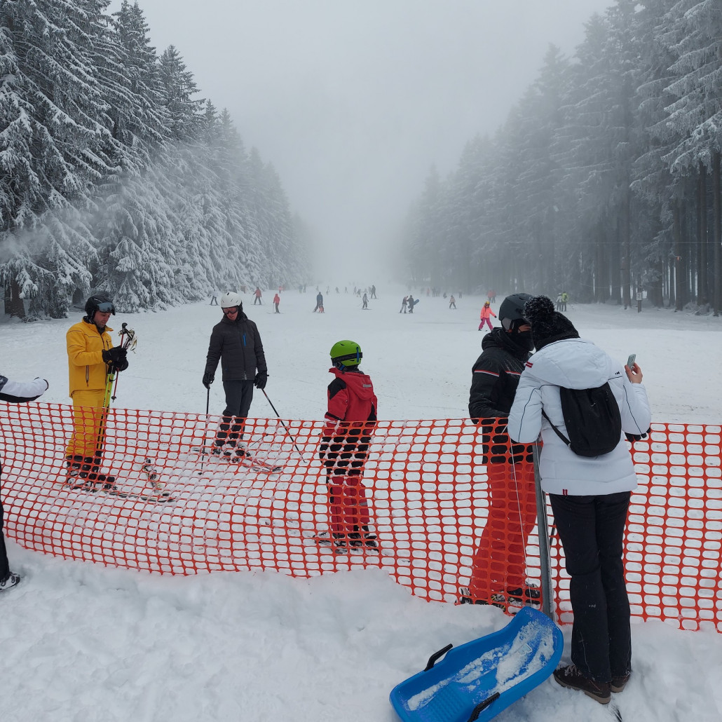 Blick auf die Piste, einige Stellen mit sehr wenig Schnee, 3 Kanonen liefen durchgängig