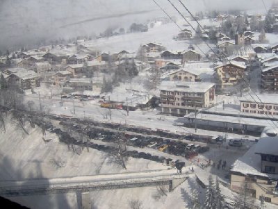 Die Brücke unten bildet der letzte Teil der Talabfahrt