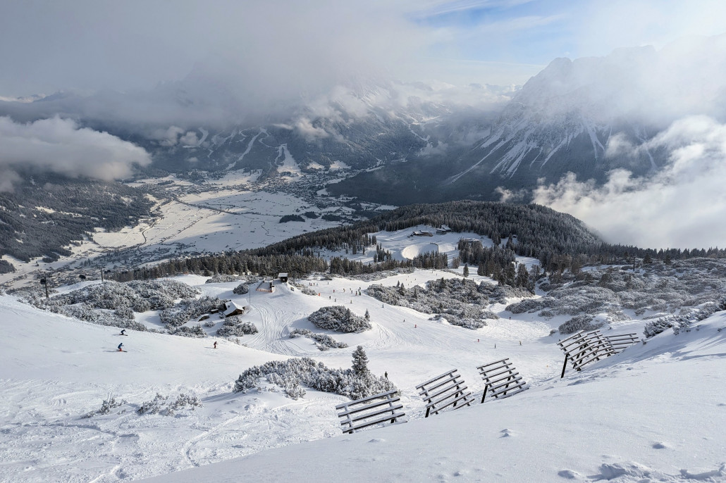 Blick vom Grubigstein nach Lermoos und Ehrwald (Wettersteinlifte). Kurz vor der Grubigalm klafft ein Krater - ein quasi leerer Speicherteich.