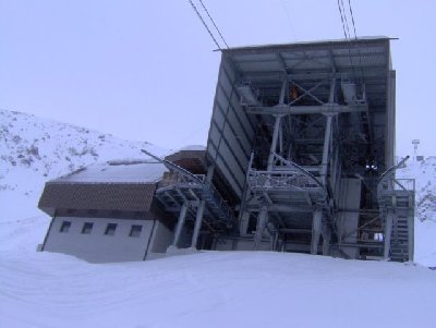 Mittelstation, rechts der Mast 4 und Bergstation