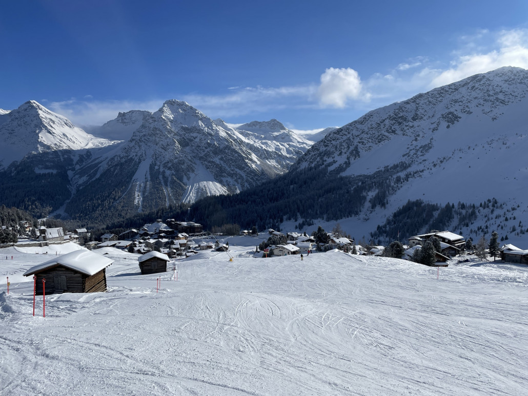 Zufahrt zu unserem Lieblingsrestaurant in Arosa seit letztem Winter, dem Erzhorn (in der Bildmitte, rechts der Pistentafel zu sehen).