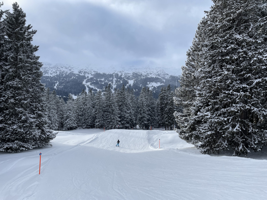 21c. Wie an den letzten Tagen konnte die Piste wieder überzeugen, auch wenn der Untergrund auf der harten Seite ist. Die 31 ins Dorf wird zurzeit beschneit und geht hoffentlich bald auf.