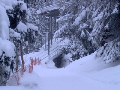 Kreuzungen: in der Luft die PB, auf der Schiene die RhB und auf Schnee der Schlitten ;-)