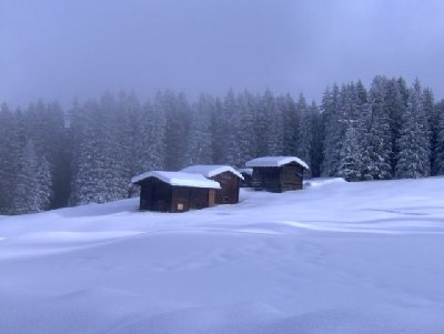 Vorbei an eingeschneiten Hütten