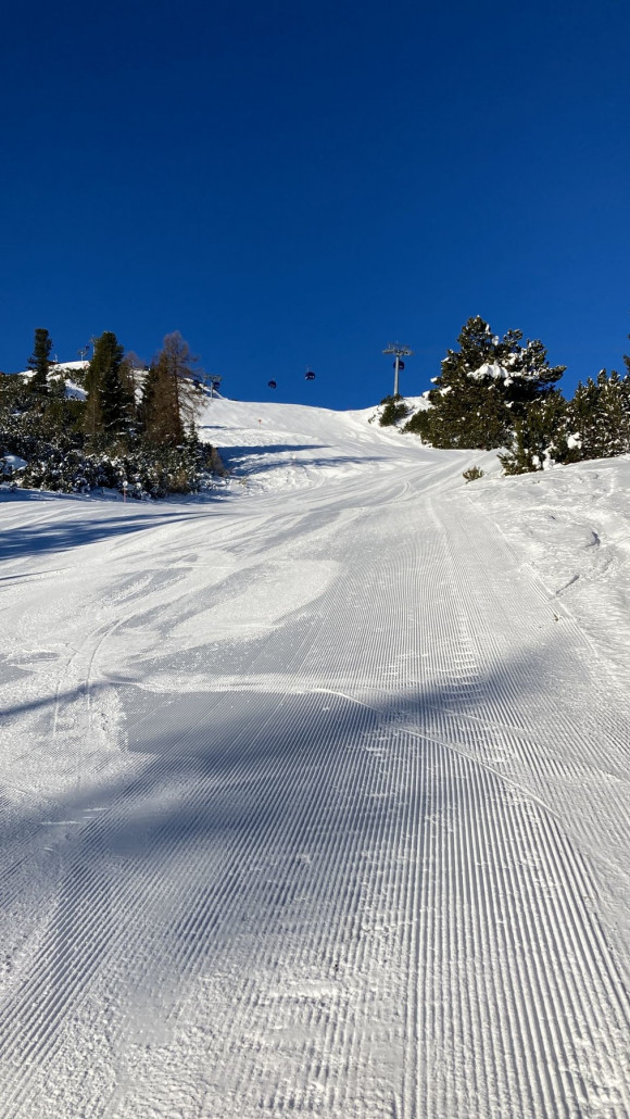 9 Waldabfahrt, traumhafte abwechslungsreiche Abfahrt am urigen Doppelsessel um 10 Uhr