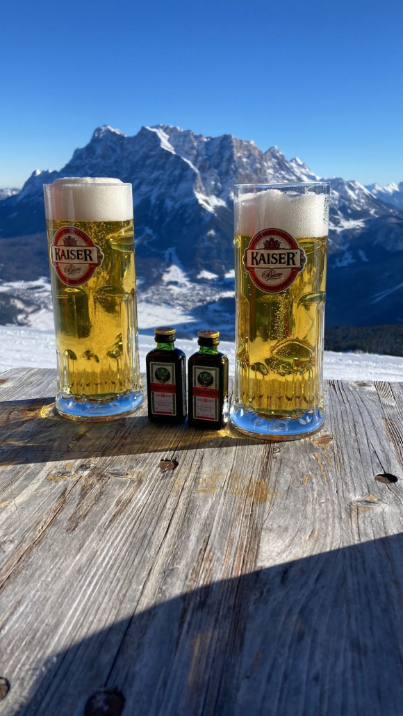 Kurze Einkehr an der Grubighütte um 11 Uhr, die Aussicht wohl mit die beste am nördlichen Alpenrand