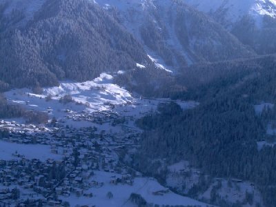 Oben in der Sonne das Gelände des SL Selfranga