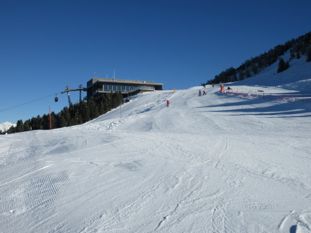 Familienabfahrt, im Hintergrund die Bergstation der 10-MGD Patscherkofel Sektion II (1.965 m)