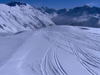 wenig Neuschnee auf den Pisten - ein Traum (Piste Nr. 9 zum Zügenhüttli)