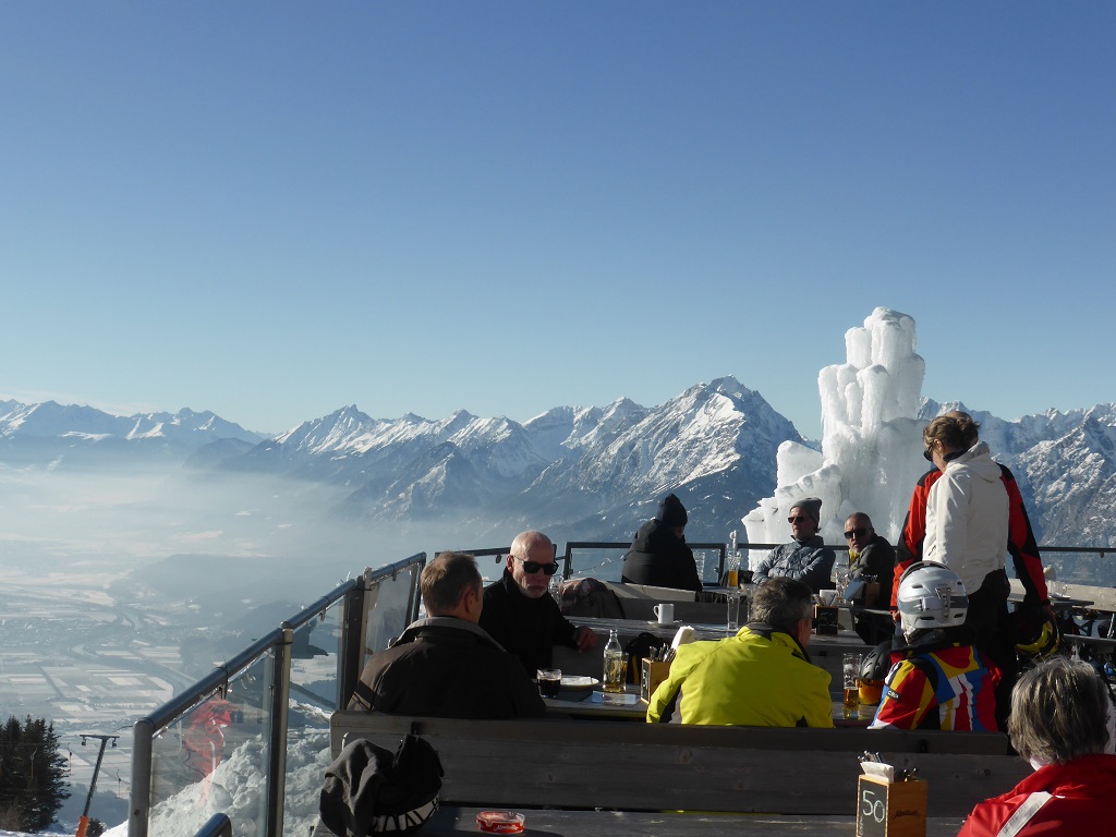 auf der Terrasse des Hecherhauses. Sie haben hier auch eine, aus meiner Sicht, coole Musikauswahl