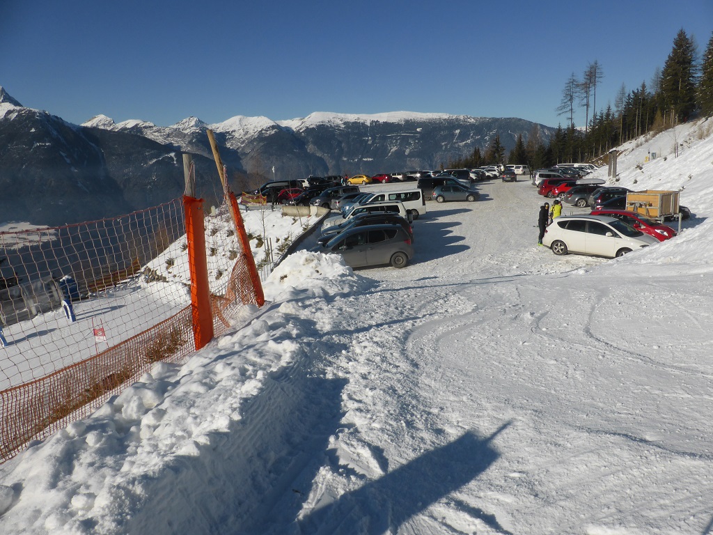 besser geht es am Ende des Schitages nicht. Mit den Schi direkt zum Auto abfahren.<br /><br />Fazit: wen es nicht stört, immer mit dem gleichen Lift zu fahren, der kann hier ein paar entspannte Stunden verbringen.<br />Einziger kleiner Kritikpunkt aus Sicht eines Alpinfahrers am Gebiet: wenn der Bachstallift nicht läuft hat man mit Alpinschi schon einen ordentlichen Hügel zum Aufsteigen zur Hecherhütte. Aber das ist nur ein Miniminus. Insgesamt war es nämlich top.