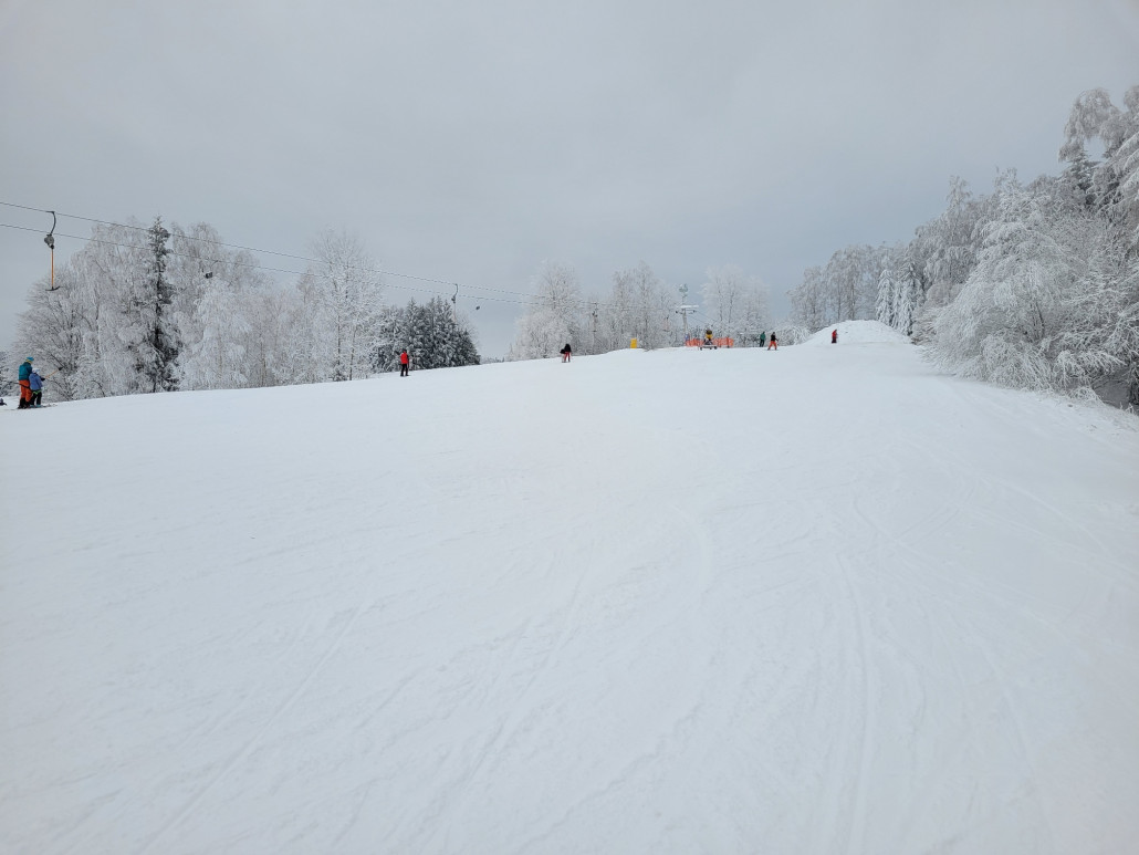 Oberer ( flacherer) Pistenbereich mit Bergstation